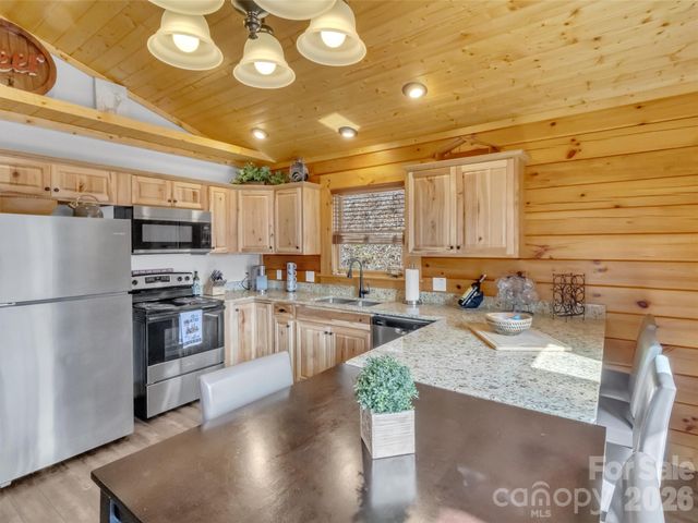 24 Hawthorn Road, Maggie Valley, NC 28785