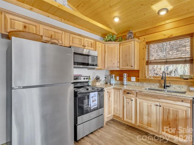24 Hawthorn Road, Maggie Valley, NC 28785