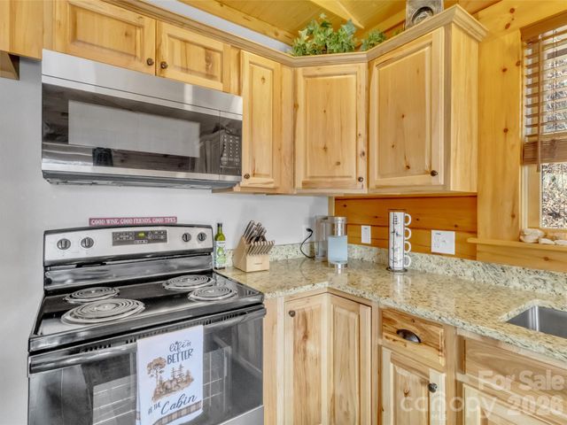 24 Hawthorn Road, Maggie Valley, NC 28785
