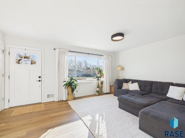 1313 S Riverdale Rd Road, Sioux Falls, SD 57105