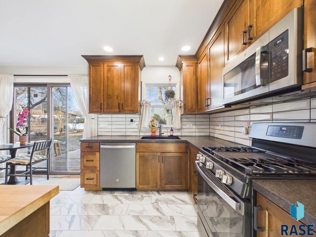 1313 S Riverdale Rd Road, Sioux Falls, SD 57105