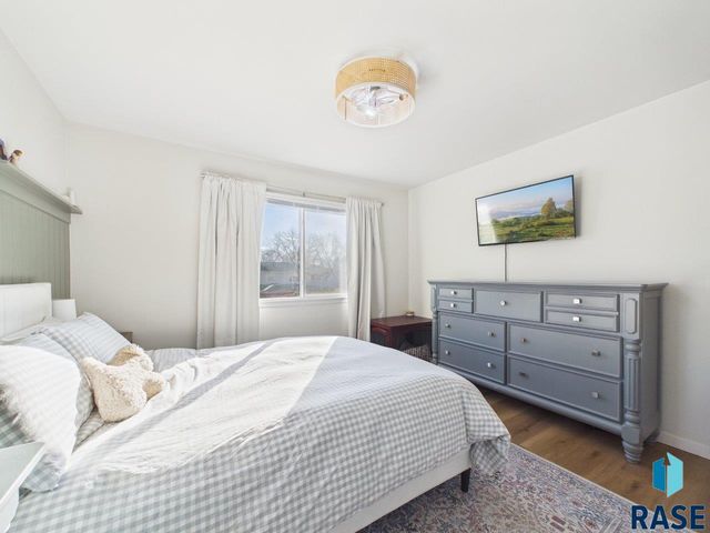 1313 S Riverdale Rd Road, Sioux Falls, SD 57105