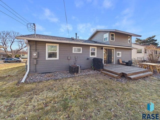 1313 S Riverdale Rd Road, Sioux Falls, SD 57105
