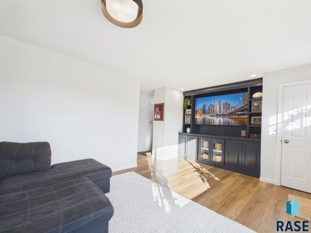 1313 S Riverdale Rd Road, Sioux Falls, SD 57105