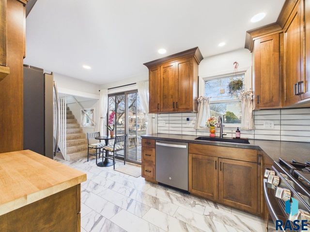 1313 S Riverdale Rd Road, Sioux Falls, SD 57105