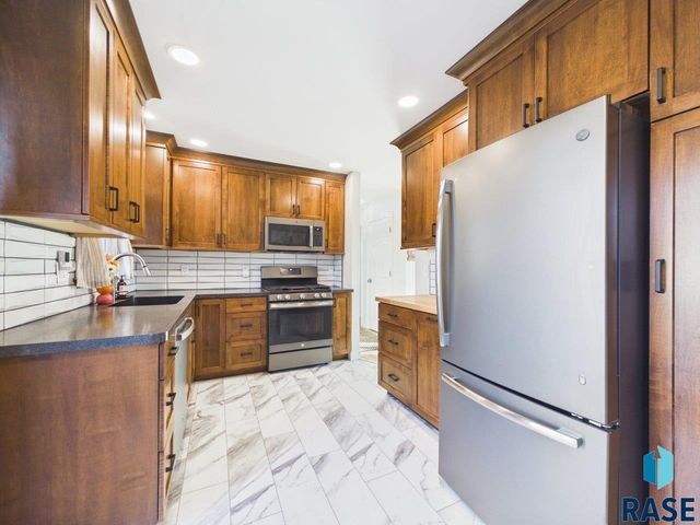 1313 S Riverdale Rd Road, Sioux Falls, SD 57105