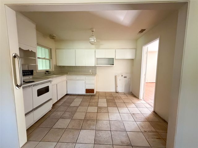 5013 Merida Avenue, Fort Worth, TX 76115