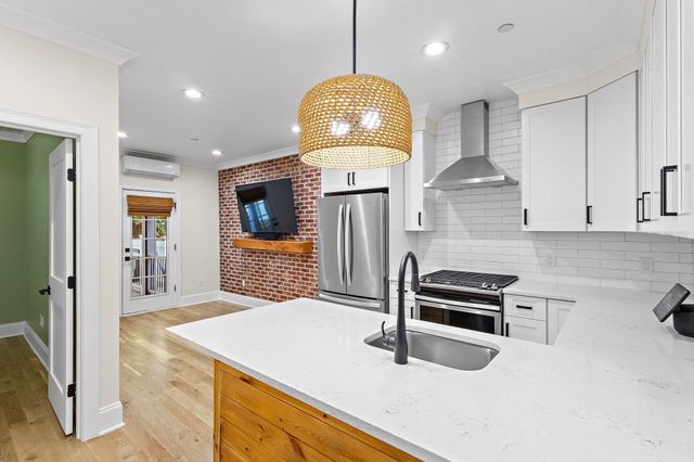 138 Trenton 1, Boston, MA 02128
