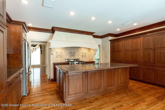 6445 Oakencliffe Lane, East Lansing, MI 48823