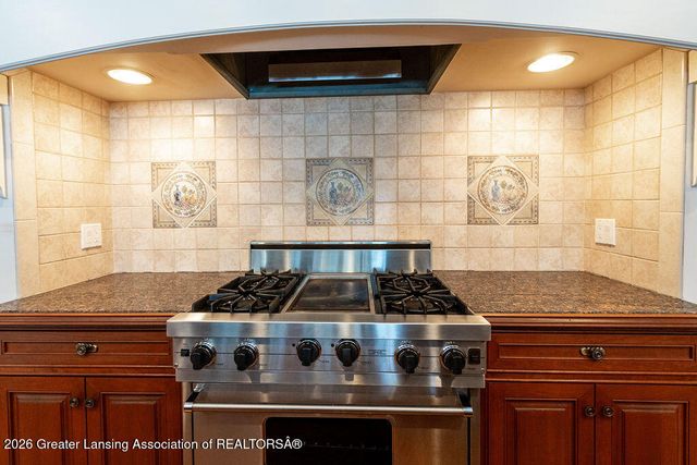 6445 Oakencliffe Lane, East Lansing, MI 48823