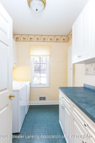 6445 Oakencliffe Lane, East Lansing, MI 48823