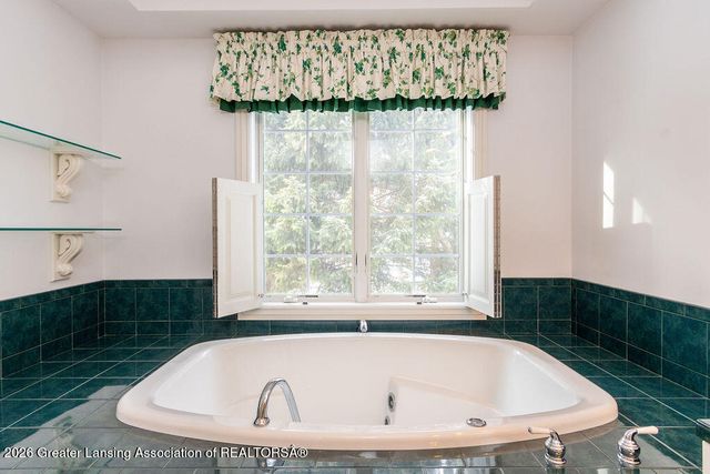 6445 Oakencliffe Lane, East Lansing, MI 48823