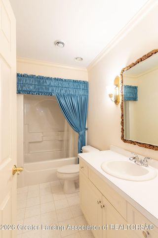 6445 Oakencliffe Lane, East Lansing, MI 48823