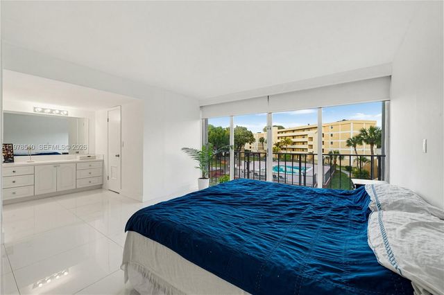 9210 Fontainebleau Blvd 207, Miami, FL 33172