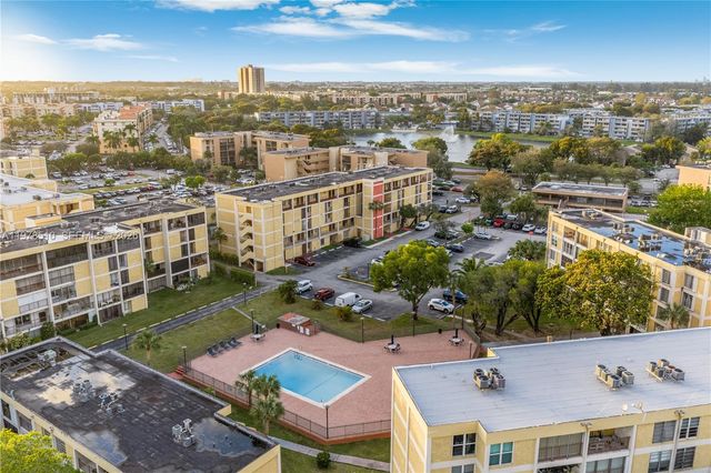 9210 Fontainebleau Blvd 207, Miami, FL 33172