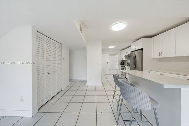 9210 Fontainebleau Blvd 207, Miami, FL 33172