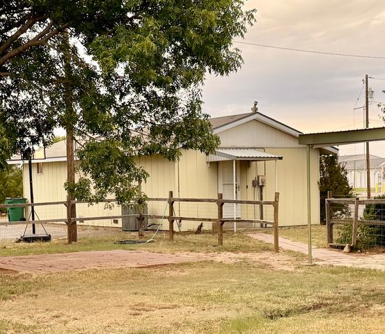 504 Loop Road, Quanah, TX 79252