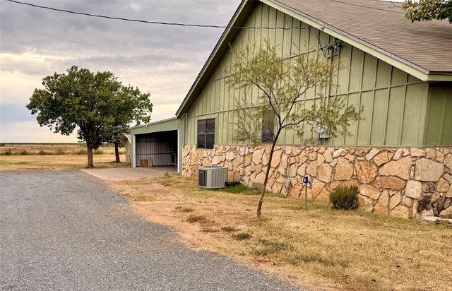 504 Loop Road, Quanah, TX 79252