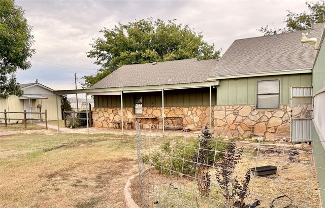 504 Loop Road, Quanah, TX 79252