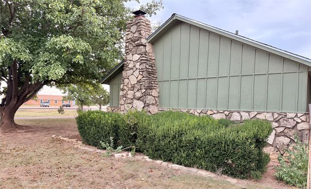 504 Loop Road, Quanah, TX 79252