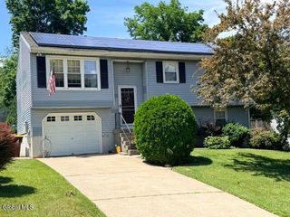 12 Barber Drive, East Greenbush, NY 12144