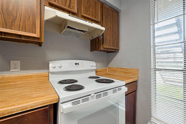 9090 S Braeswood Boulevard 43, Houston, TX 77074