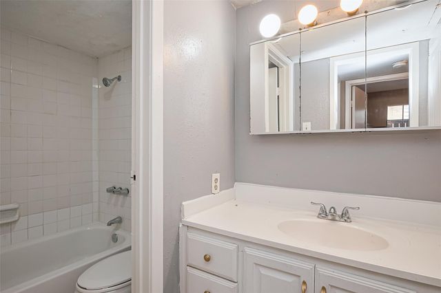 9090 S Braeswood Boulevard 43, Houston, TX 77074