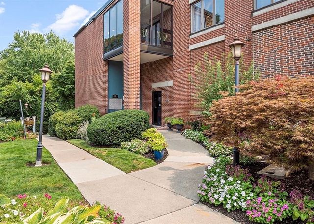 128 Warren 12, Lowell, MA 01852