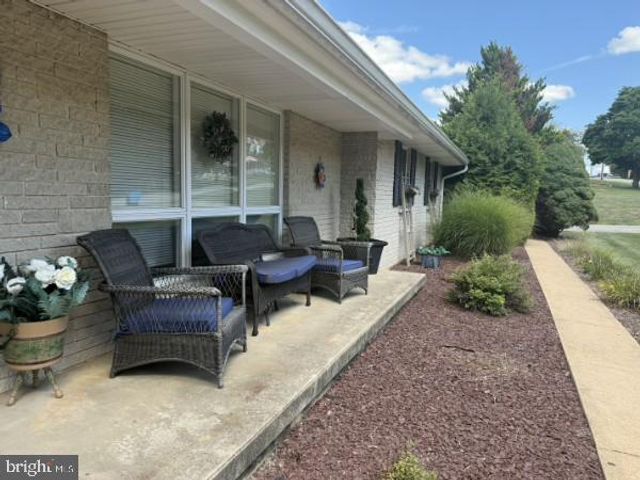 11 SPRINGWOOD AVE, Stewartstown, PA 17363