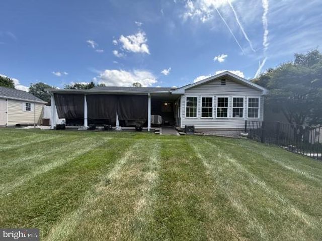 11 SPRINGWOOD AVE, Stewartstown, PA 17363