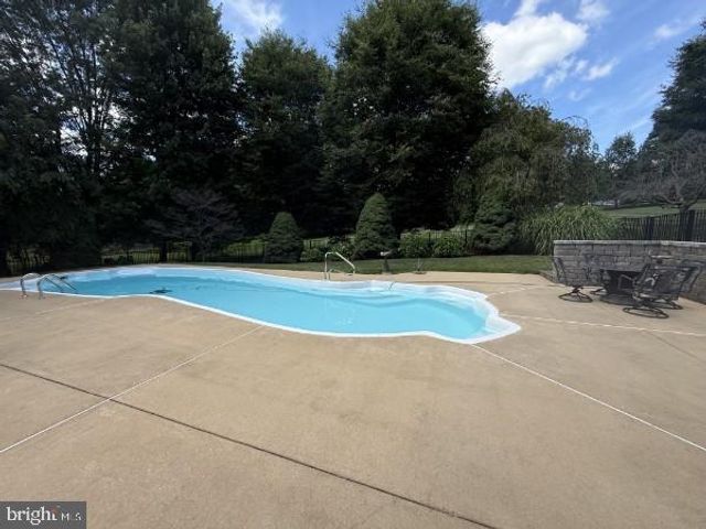11 SPRINGWOOD AVE, Stewartstown, PA 17363