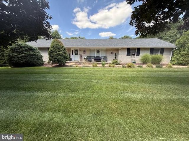 11 SPRINGWOOD AVE, Stewartstown, PA 17363