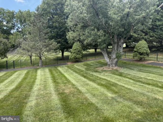 11 SPRINGWOOD AVE, Stewartstown, PA 17363