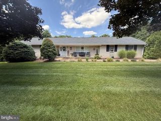 11 SPRINGWOOD AVE, Stewartstown, PA 17363