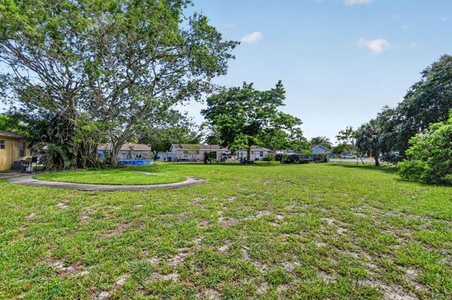 4537 Coconut Road, Lake Worth, FL 33461
