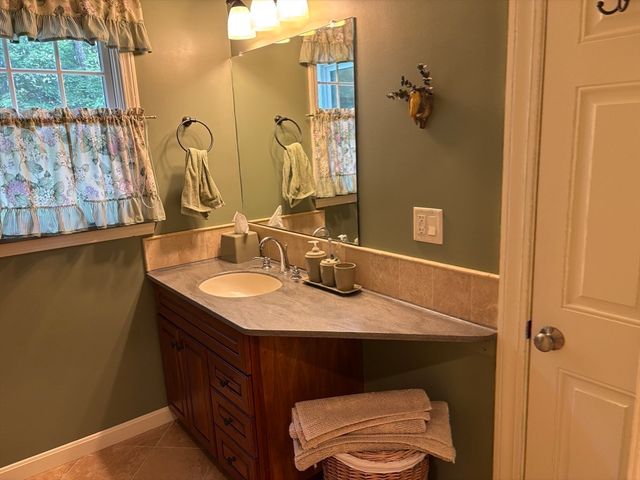 15 Highfield Dr, Lancaster, MA 01523