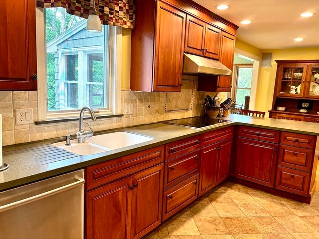 15 Highfield Dr, Lancaster, MA 01523