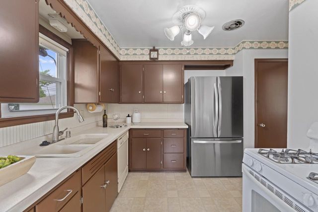 3731 N 77th STREET, Milwaukee, WI 53222