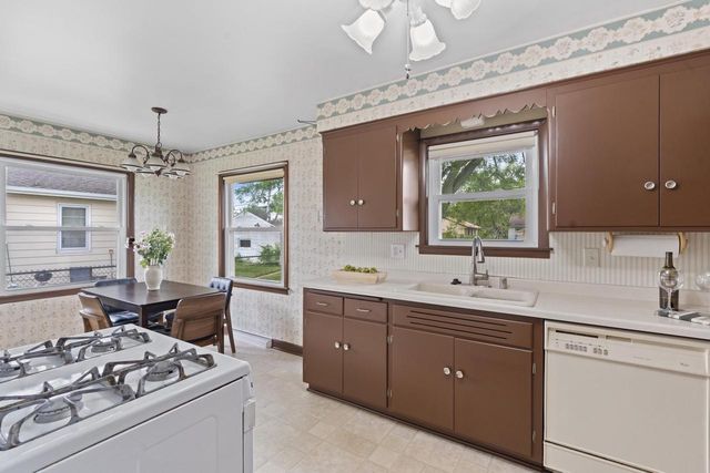 3731 N 77th STREET, Milwaukee, WI 53222
