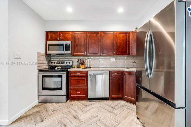 7211 NW 76th Street, Tamarac, FL 33321