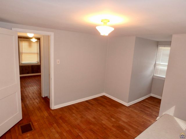 701 SW MacVicar AVE, Topeka, KS 66606