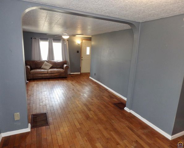 701 SW MacVicar AVE, Topeka, KS 66606