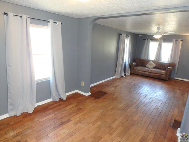 701 SW MacVicar AVE, Topeka, KS 66606