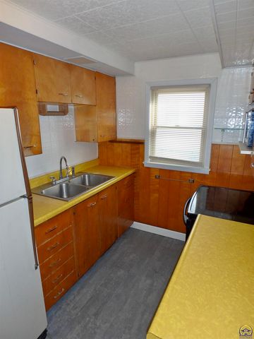 701 SW MacVicar AVE, Topeka, KS 66606