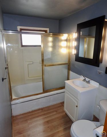 701 SW MacVicar AVE, Topeka, KS 66606