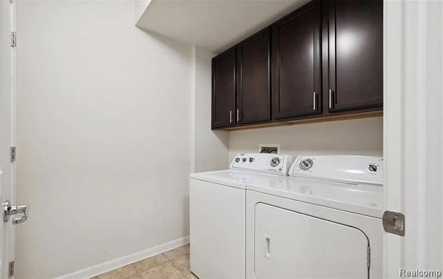 27846 Hopkins Drive, Novi, MI 48377