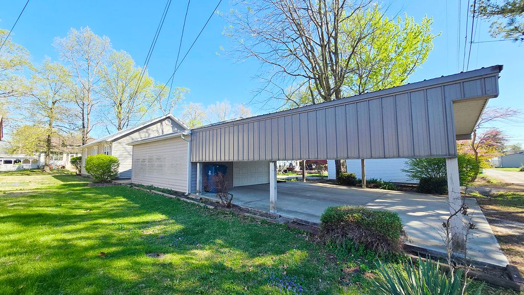 Image 11 of property listing at 322 Linden Avenue, Centralia, IL 62801