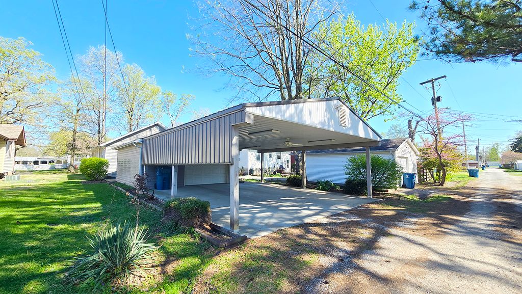 Image 12 of property listing at 322 Linden Avenue, Centralia, IL 62801