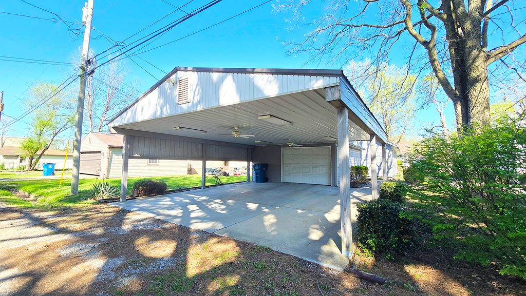 Image 13 of property listing at 322 Linden Avenue, Centralia, IL 62801