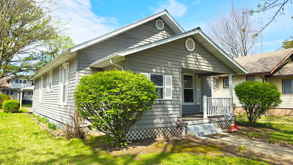 Image 3 of property listing at 322 Linden Avenue, Centralia, IL 62801